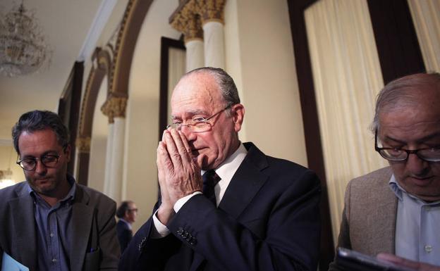 De la Torre, ayer, instantes antes de comunicar a los periodistas los cambios en su equipo de gobierno./Migue Fernández