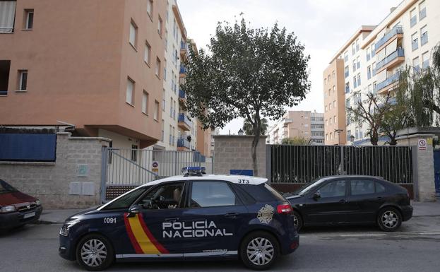 El despliegue policial se mantuvo ayer en La Virreina./Ñito Salas