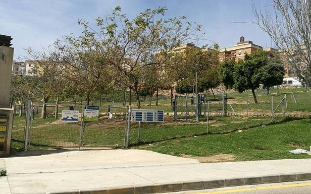 Parque canino donde fue sancionada una joven que llevaba un perro no censado en Málaga./