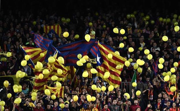 Suelte de globos en el Camp Nou durante el partido ante la Roma. /Afp