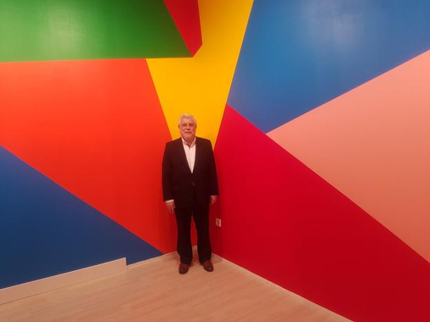 José Manuel Cabra de Luna, junto al mural de 55 metros cuadrados que incluye en la muestra . :: a. peláez/