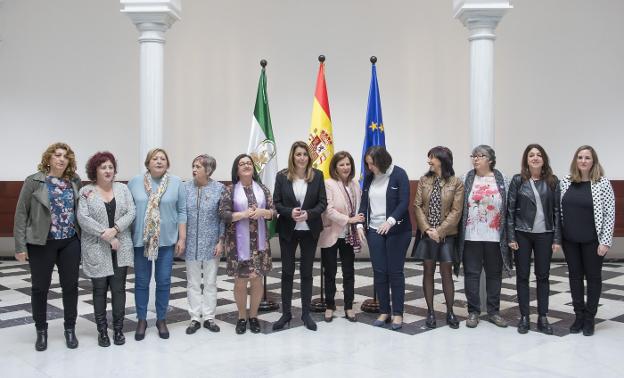 Díaz, acompañada de la consejera de Igualdad y Políticas Sociales, María José Sánchez Rubio, posan con las representantes que impulsaron el 8M. /EFE