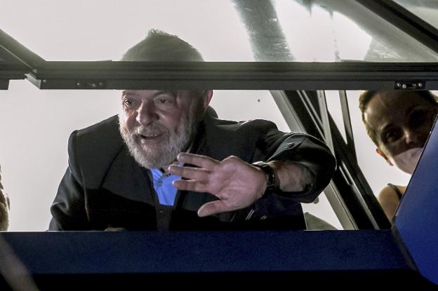 Luiz Inacio Lula da Silva saluda a sus simpatizantes, ayer, desde la ventana del sindicato metalúrgico, en Sao Paulo. :: EFE/