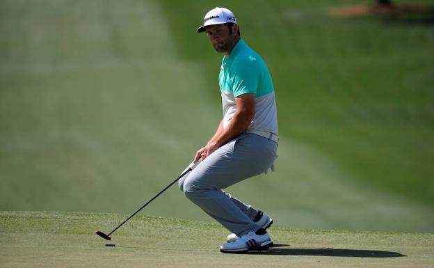 Jon Rahm, tras golpear la bola. /Reuters