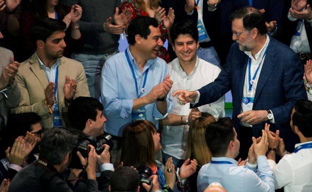 El presidente del Gobierno, Mariano Roroy, junto al líder del PP andaluz, Juanma Moreno, durante la convención nacional del PP que se celebra en Sevilla. /EFE