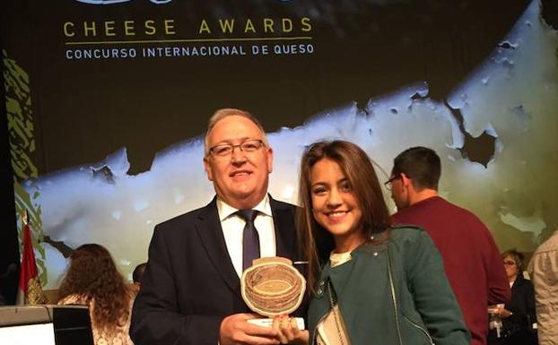 Mario Blasco Rey y su hija Paula, con la medalla de oro a la torta del Casar en los Premios Cincho 2017./SUR