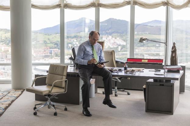 El presidente de Iberdrola, Ignacio S. Galán, en la Torre Iberdrola de Bilbao. :: j. r. ladra/