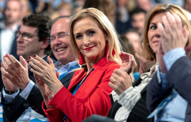 Cristina Cifuentes aplaude, ayer, durante la Convención Nacional del PP, en Sevilla. :: efe/