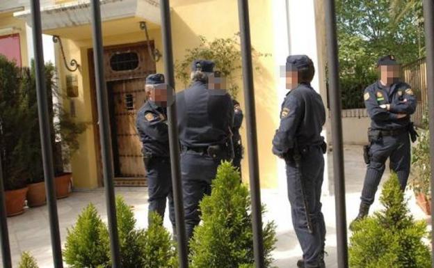 Imagen de archivo de los agentes de policía en las puertas del despacho del abogado Rafael Cruz Conde implicado en el 'Caso Hidalgo'./Josele-Lanza -