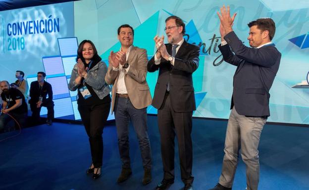 Mariano Rajoy y Juanma Moreno, en el centro, en la clausura de la Convención Nacional del PP en Sevilla. /Efe