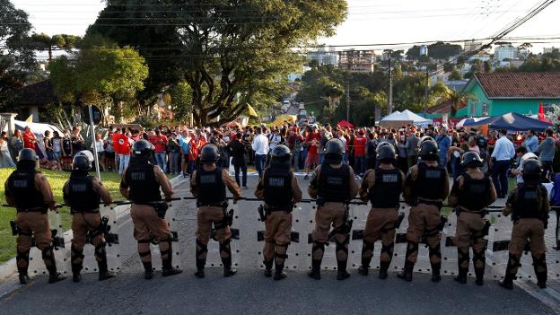 Seguidores de Lula protestan ante las instalaciones de la Policía Federal en Curitiba, protegidas por los antidisturbios. :: /Rodolfo Buhrer / reuters/