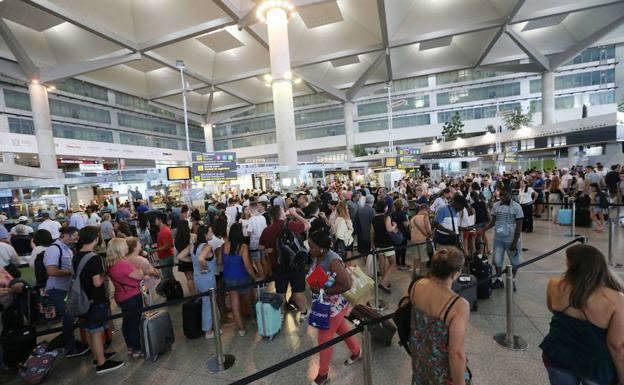 Vista de las colas para pasar el control de seguridad ubicado en la terminal 3 del aeropuerto de Málaga. /SUR