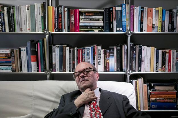Pere Gimferrer, momentos antes de presentar ayer en Madrid 'Las llamas'. :: efe/