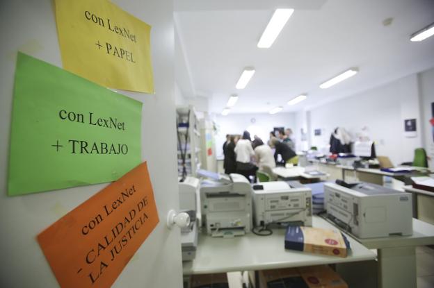 Carteles para protestar contra el sistema LexNET en un juzgado. :: Clara Larrea/