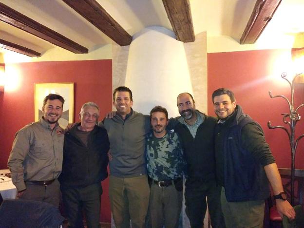Donald Trump Jr. (tercero por la izquierda, arriba) posa con sus compañeros de partida y solo. :: r. c./