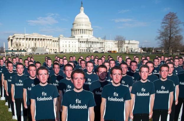Siluetas de cartón con la imagen de Zuckerberg, ayer ante el Capitolio, en Washington. :: S. Loeb / AFP/
