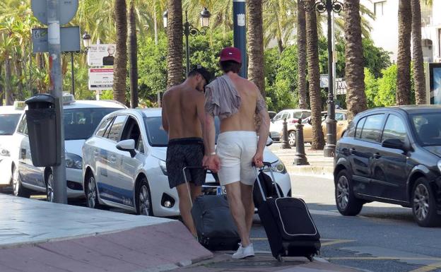 Imagen del pasado verano en Marbella con turistas paseando sin camiseta. /Josele-Lanza -