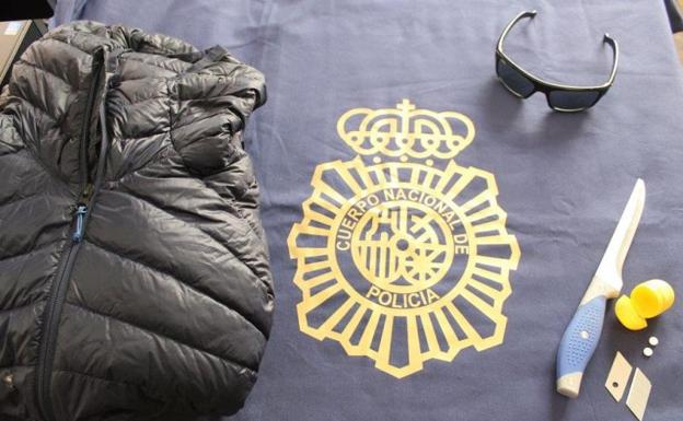 Abrigo, gafas de sol y cuchillo incautados al detenido./