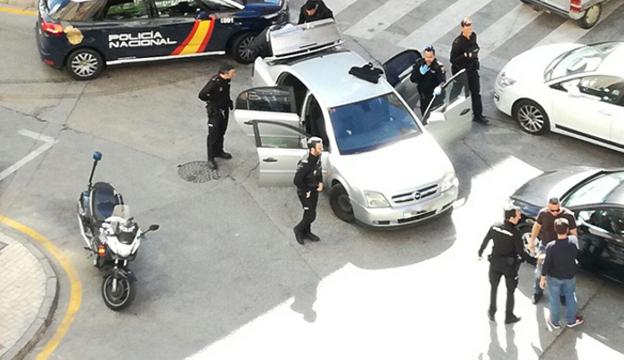 Momento del arresto de uno de los sospechosos. :: alberto rodríguez/