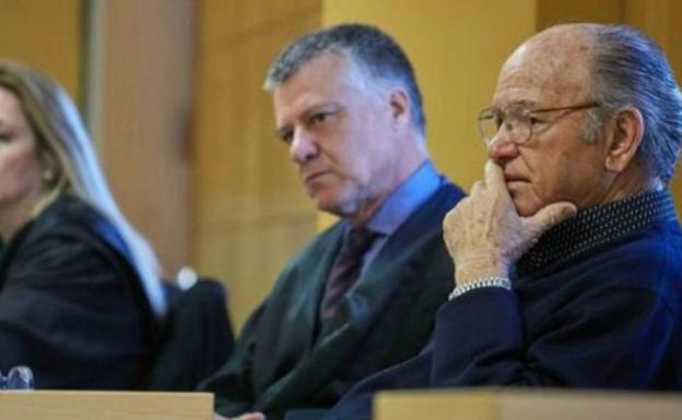 Jacinto Siverio (derecha), de 83 años, en la vista oral en la que un tribunal popular de Tenerife le declaró culpable de matar a un asaltante/EFE