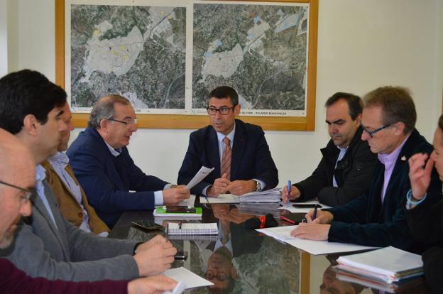 Reunión sobre la gestión de la EDAR del Guadalhorce./F. T.