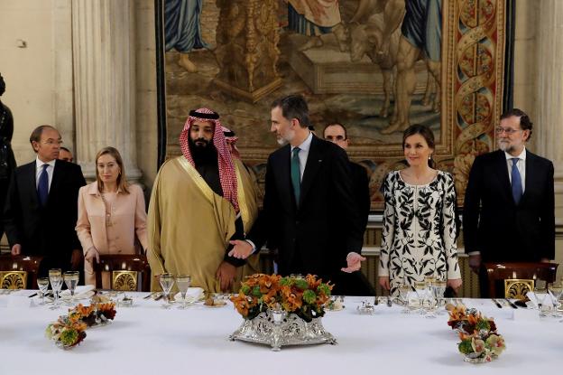 Los Reyes, junto al príncipe Salman y Mariano Rajoy durante la comida en el Palacio Real. :: J. C. H. / reuters/