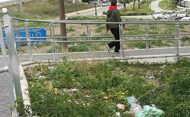 La suciedad se acumula junto a la pasarela peatonal./