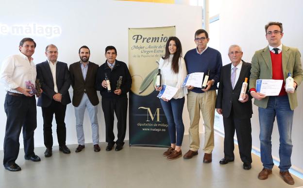 Los galardonados en el XVII Premio al Mejor AOVE posan con Jacobo Florido y Benjamín Lana. :: sur/