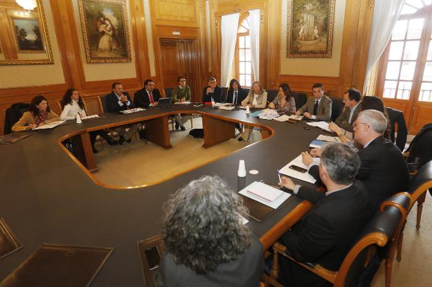 Asistentes a la reunión de la Mesa del Agua. :: sur /