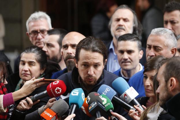 El líder de Podemos atiende a los medios en el Congreso. :: J. LIZÓN / EFE/