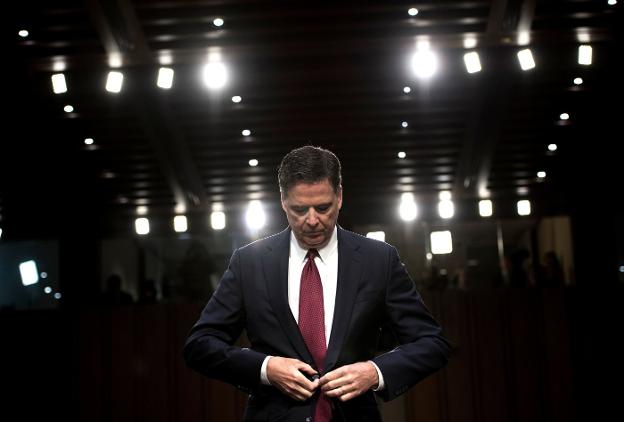 Comey se abotona la chaqueta durante una comparecencia ante el comité de Senado. :: B. Smialowski / afp/