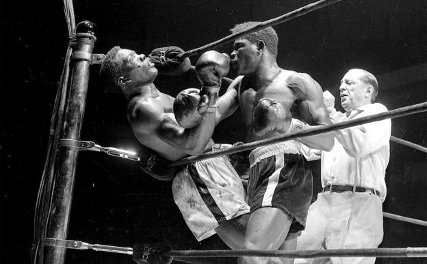 Emile Griffith golpea brutalmente a Benny Paret, que le había llamado marica y que moriría días después. /Charles Hoff/Getty Images