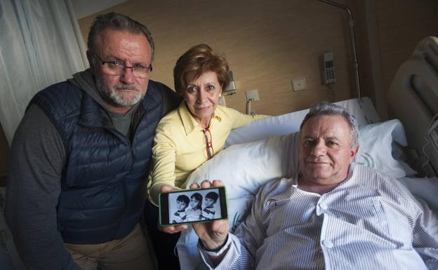 Pedro, Maribel y José Antonio Cabrera Collado, en una habitación del Hospital Carlos Haya. /Francis Silva