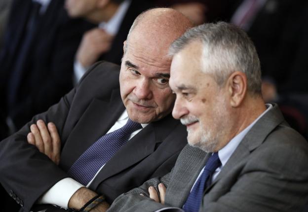 Manuel Chaves y José Antonio Griñán, durante la celebración del juicio. :: efe/