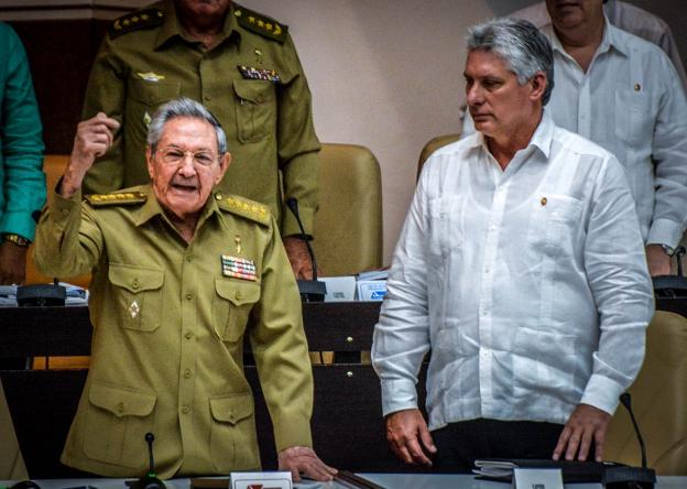 Raúl Castro y Miguel Díaz-Canel. :: alexandre grosbois / afp/