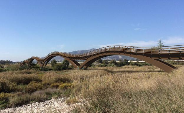 Recreación virtual de la pasarela peatonal que se construirá en la margen de la desembocadura más próxima al casco urbano./