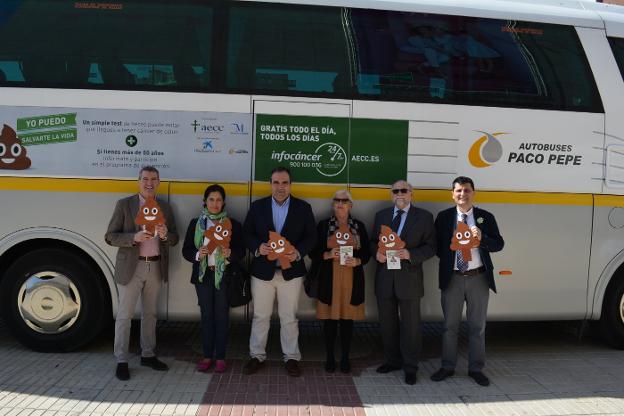 Jesús Sánchez, Milagros Jiménez, Félix Lozano, Felisa Rodero, José María Davó y Pedro González, ayer, junto al autobús. /
