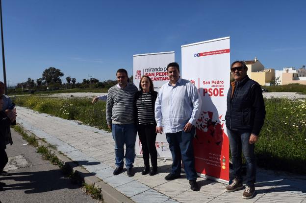 Los socialistas, ayer, en la parcela donde se construirá el instituto. /Josele-Lanza