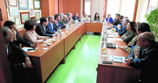 Miembros de la Plataforma por el Tren Litoral y representantes de PP, PSOE, Ciudadanos e IU. :: salvador salas/