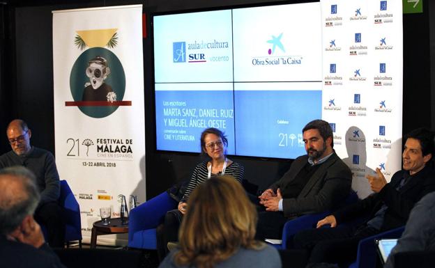 De izquierda a derecha, los escritores Pablo Aranda, Marta Sanz, Daniel Ruiz y Miguel Ángel Oeste, ayer, en la charla. /MIGUE FERNÁNDEZ