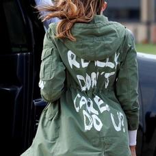«Realmente no me importa»: la inoportuna chaqueta de Melania Trump