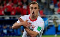 Shaqiri celebrando el gol de Suiza/Reuters