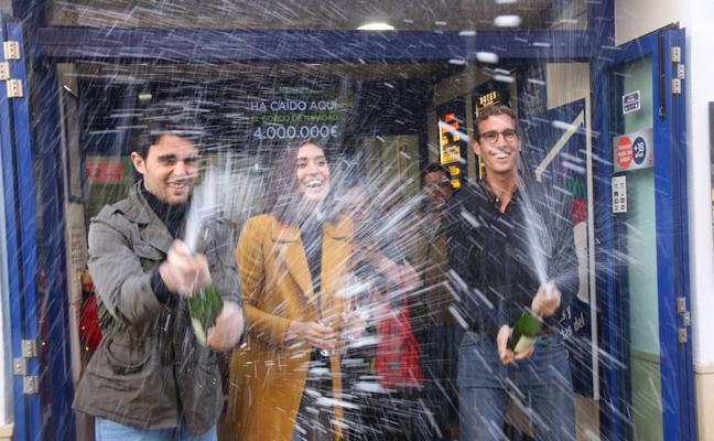 Los dueños de la administración de la Carrera Espinel, en Ronda, Juan Barriga, María González y Miguel González, celebran la venta de un décimo del Gordo./Vanessa Melgar