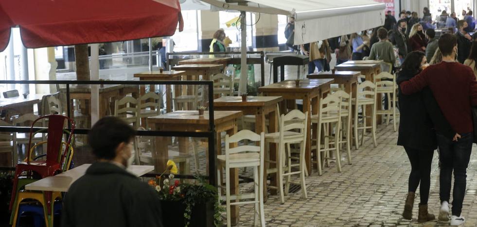 Estos son todos los municipios de Málaga donde podrán abrir comercios y bares hasta las 21.30