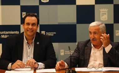 El gerente de Smassa, Manuel Díaz y el concejal de Movilidad, José del Río./archivo