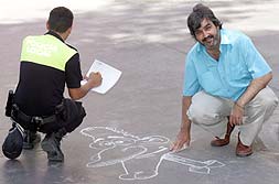 ¿QUE LO DETENGAN...! Un policía local 'multa' a Idígoras por caricaturizar al alcalde de Málaga en la vía pública. / ANTONIO SALAS/