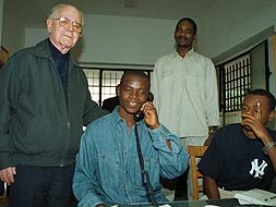 El padre Huelin, con un grupo de inmigrantes en la sede de la asociación en Málaga / ARCHIVO/