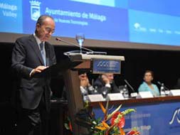 El alcalde de Málaga, Francisco de la Torre, durante su intervención en el acto inaugural del congreso. / SUR/