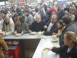 El reparto de las raciones comenzó sobre las 14.30 horas. / EDUARDO NIETO/