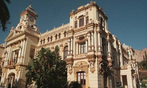 La Casa Consistorial tiene tres pisos separados por cornisas. / ARCHIVO/